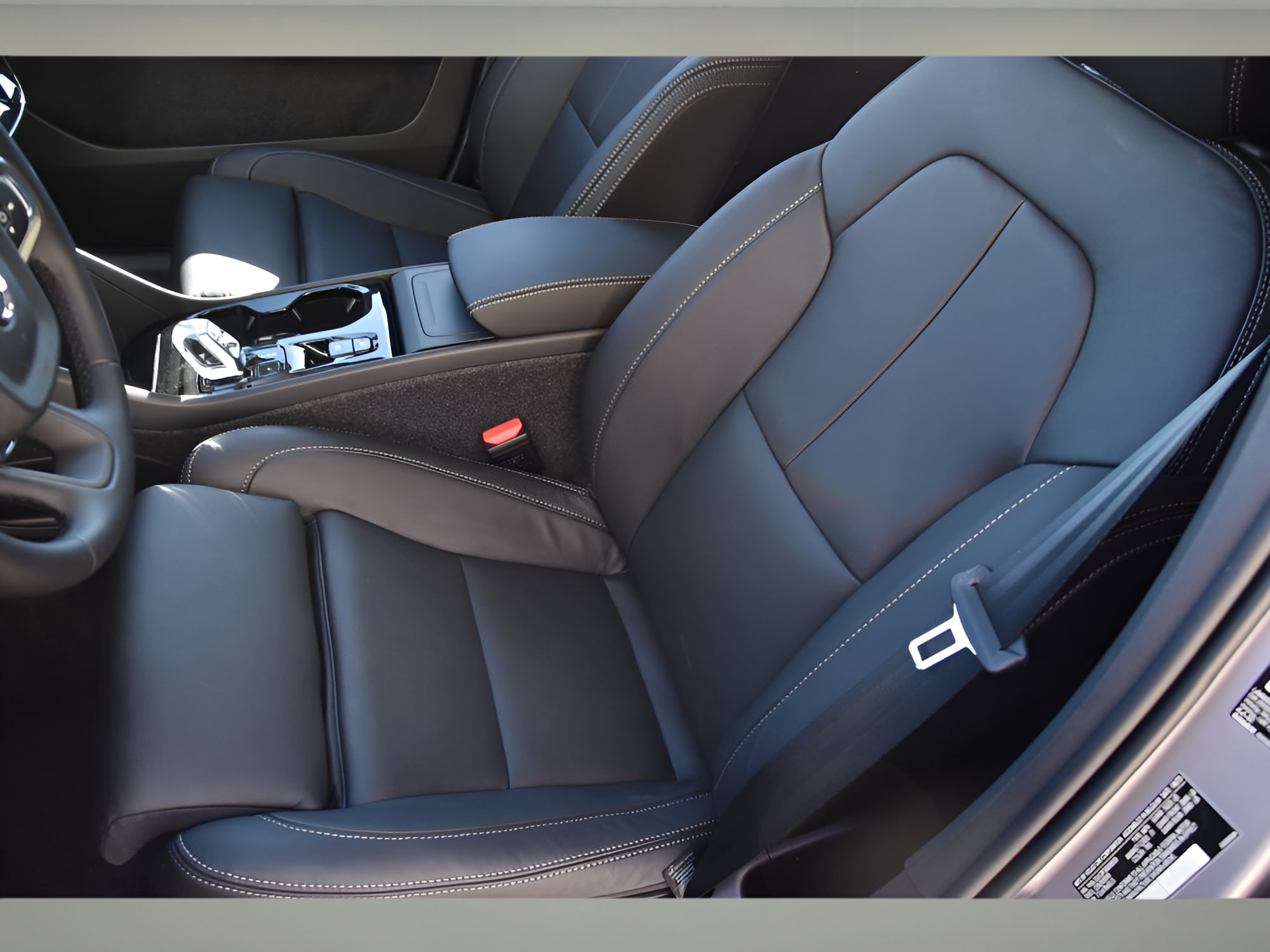 2026 Volvo XC40 Plus - Photo 12