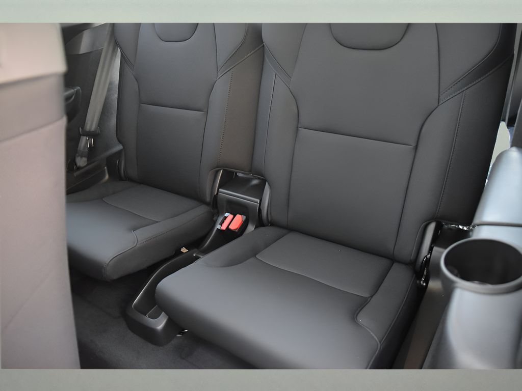 2026 Volvo XC90 Plus - Photo 15