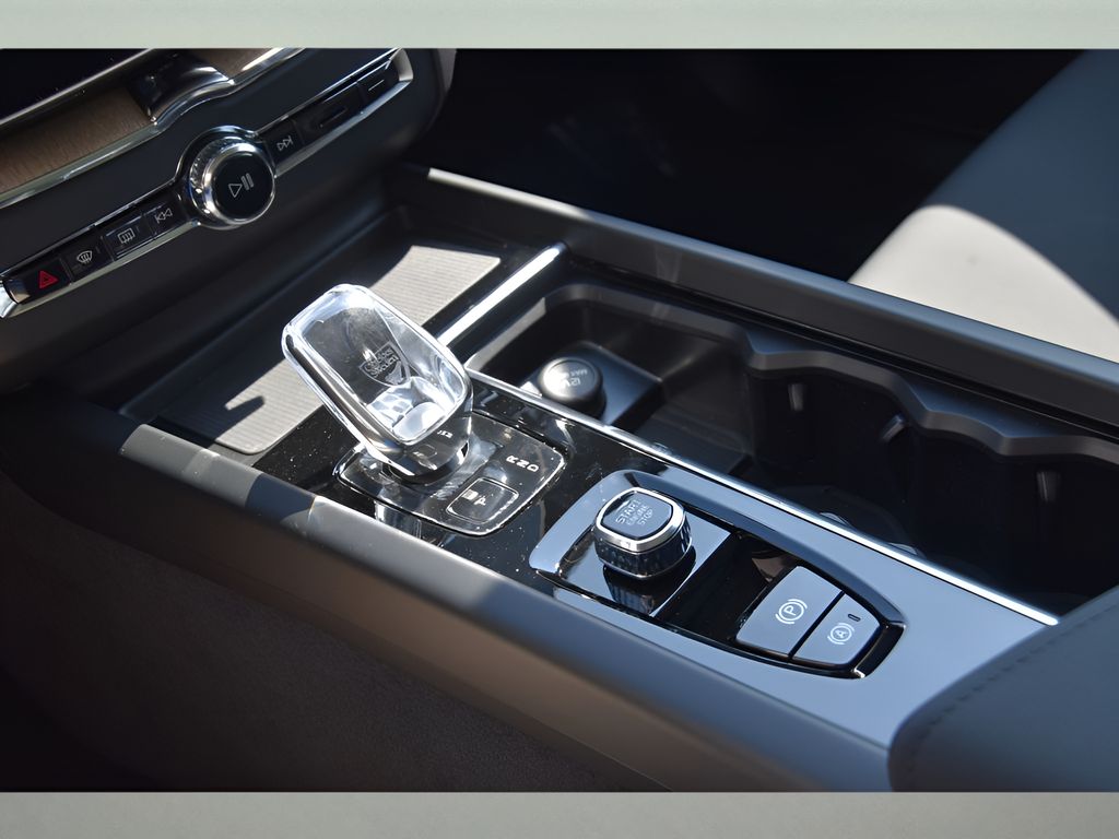 2026 Volvo XC60 Plus - Photo 34