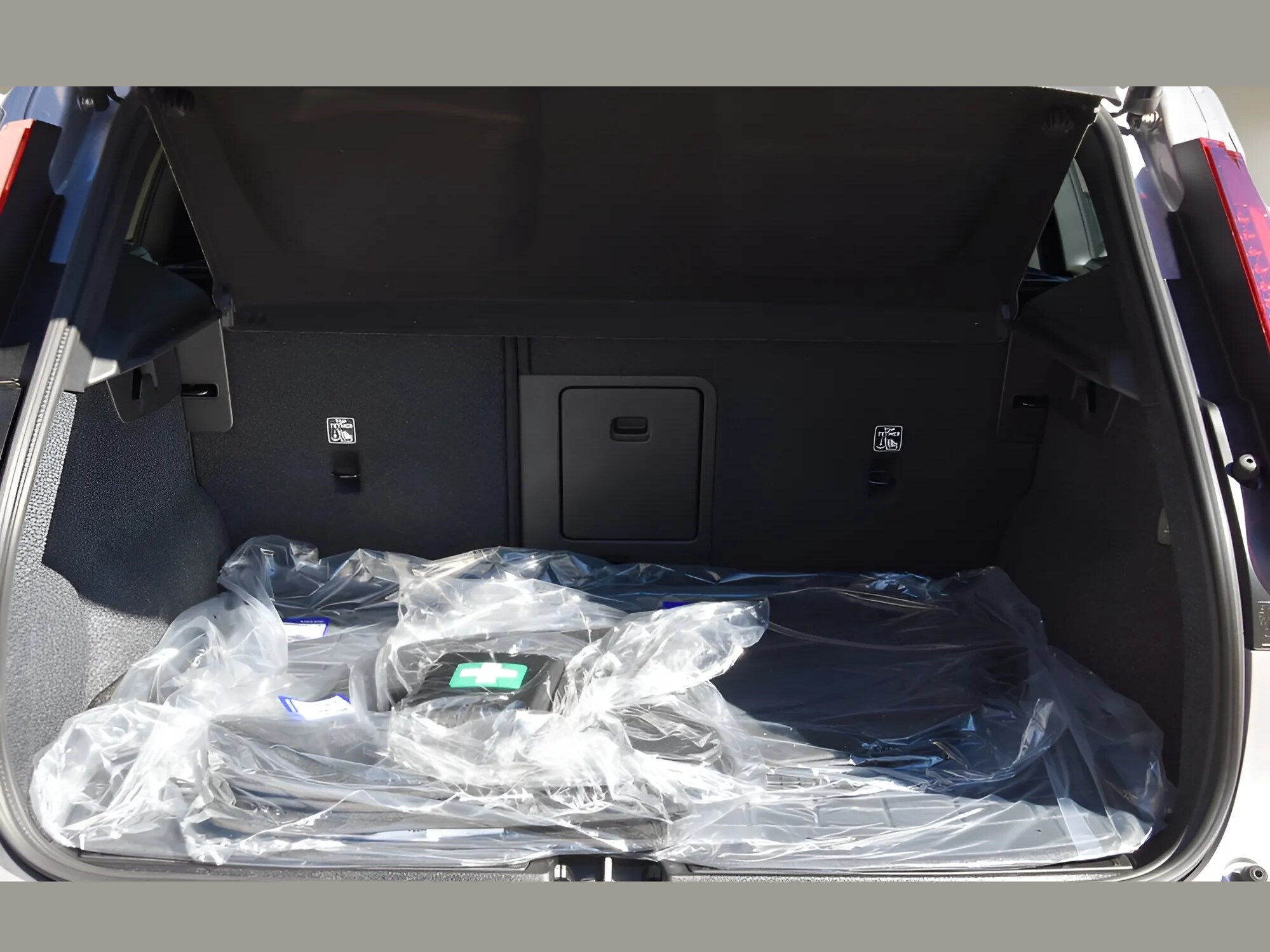 2026 Volvo XC40 Plus - Photo 23