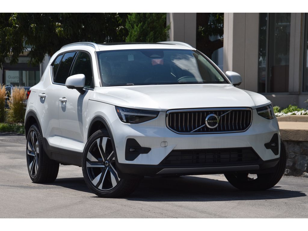 2025 Volvo XC40 B5 Plus Bright Theme