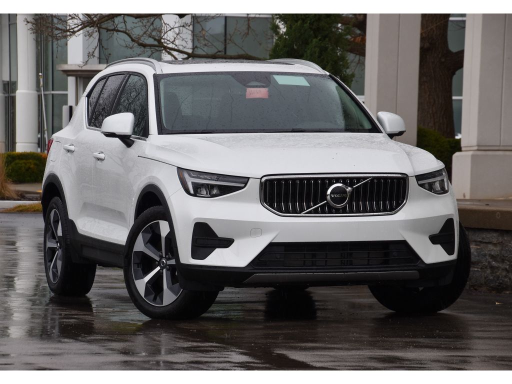 2025 Volvo XC40 Core