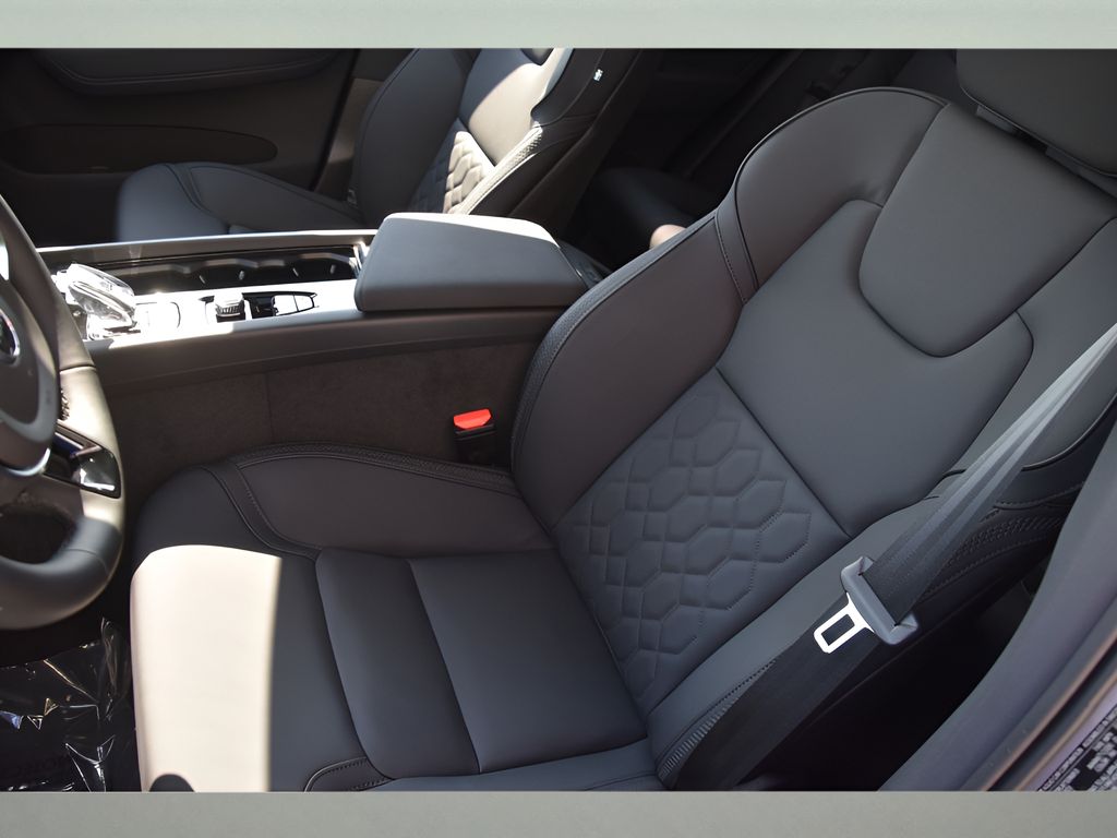 2026 Volvo XC60 Plus - Photo 12