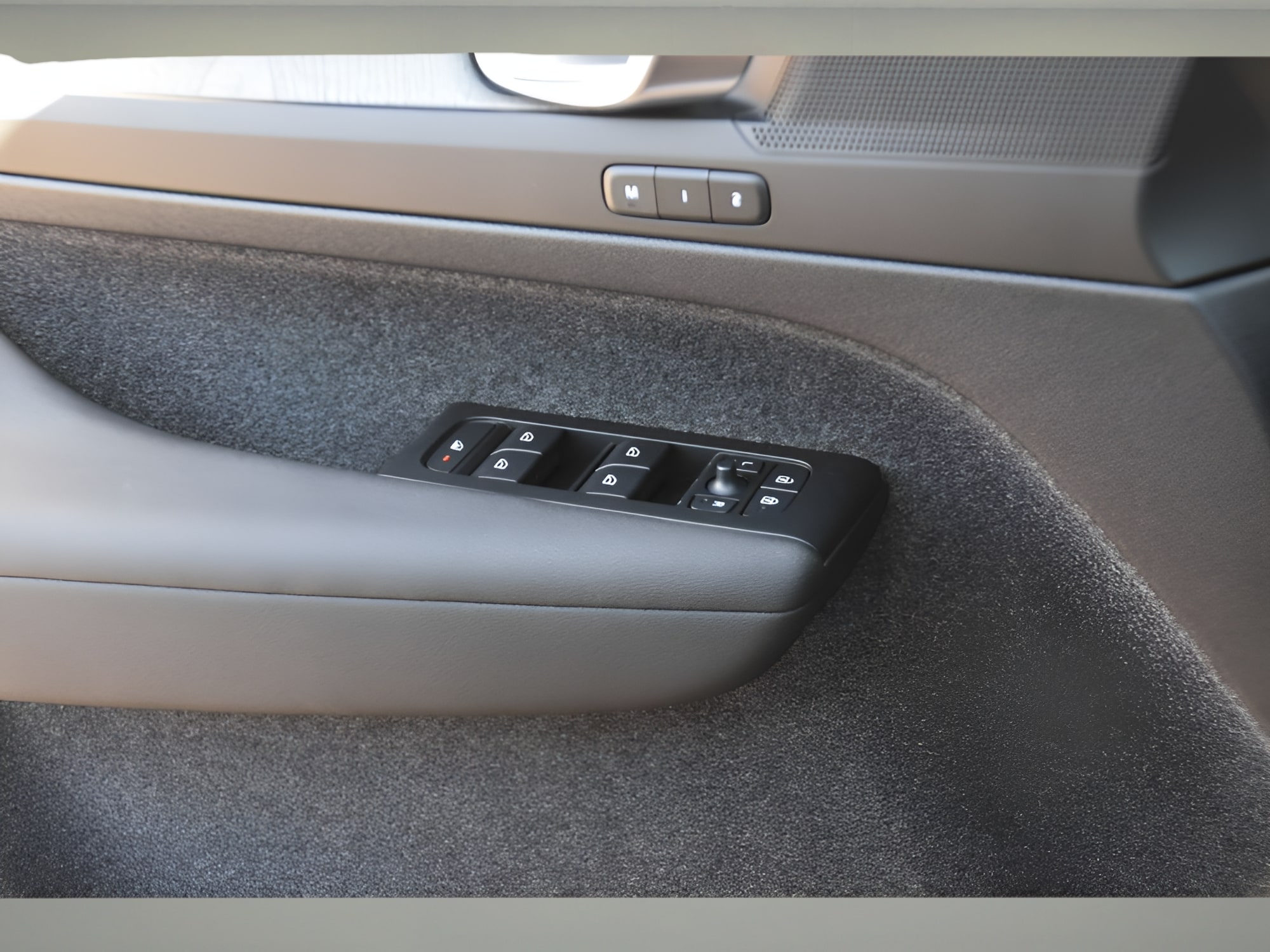 2026 Volvo XC40 Plus - Photo 26