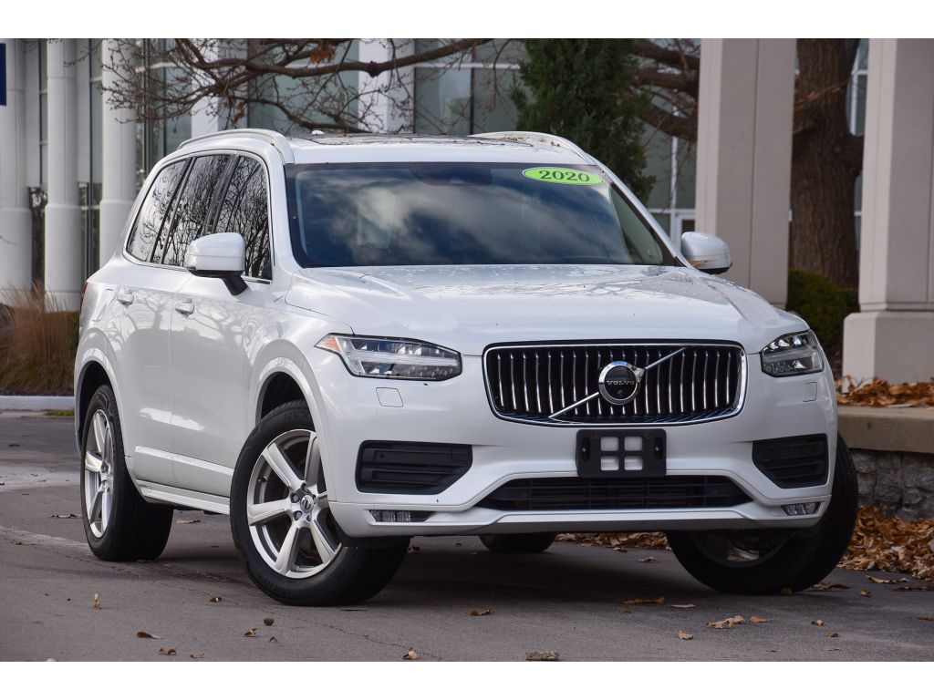 2020 Volvo XC90 Momentum's photo