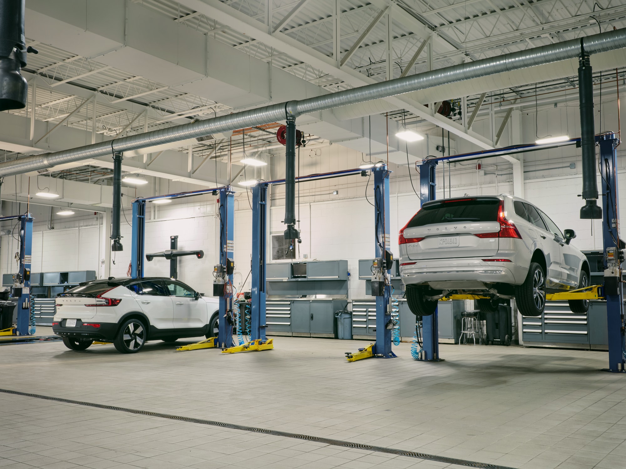 Light version-Parts_and_Service_C40_BEV_XC60_PHEV_Wide_Service_Bay_Shot.jpg