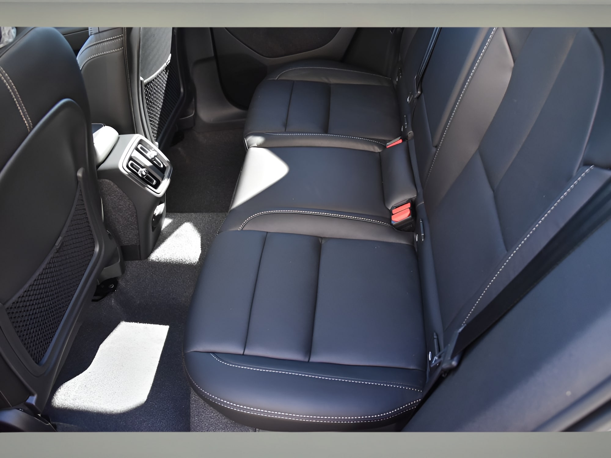 2026 Volvo XC40 Plus - Photo 14