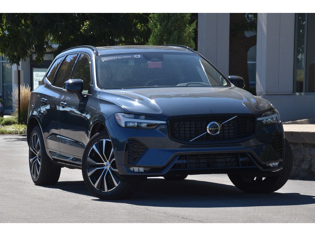 2025 Volvo XC60 Plus's photo