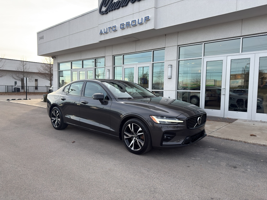 2023 Volvo S60 Plus's photo