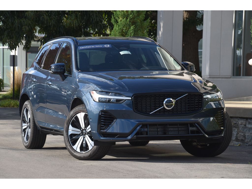 2025 Volvo XC60 Plus's photo