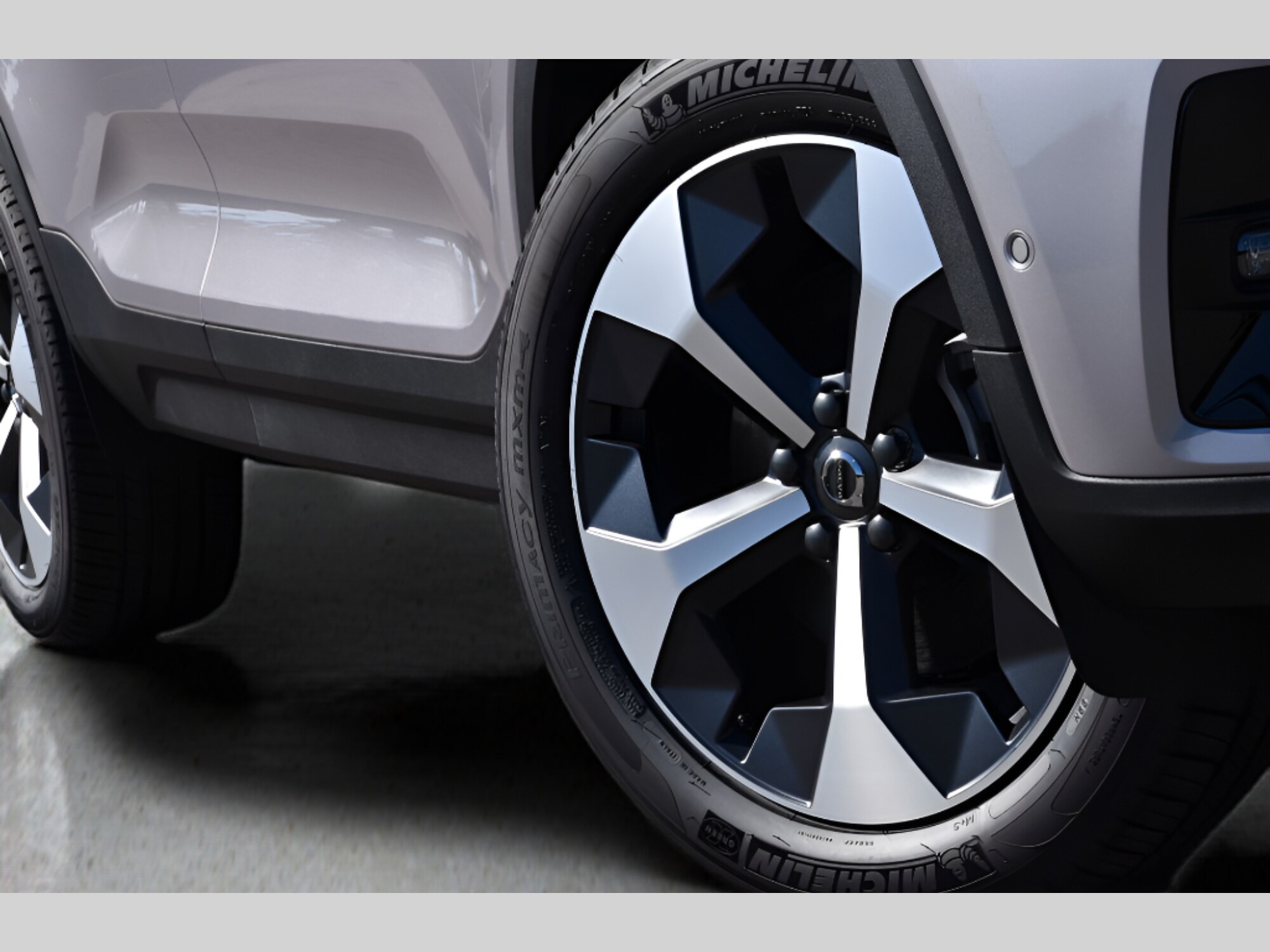 2026 Volvo XC40 Plus - Photo 10