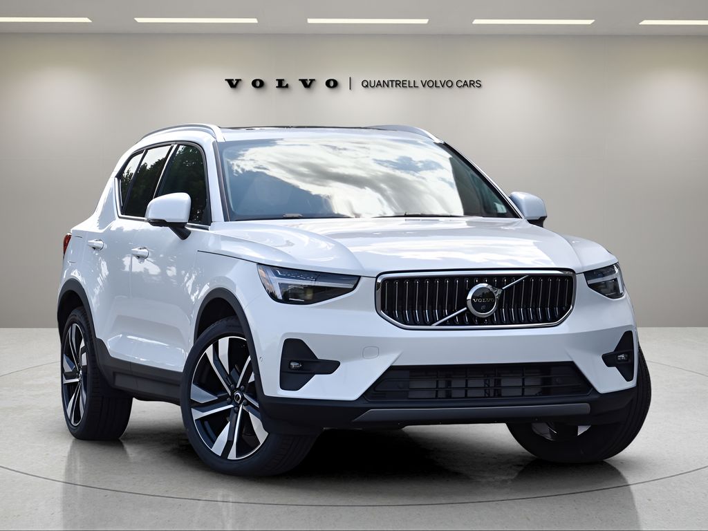 2025 Volvo XC40 B5 Ultra Bright Theme