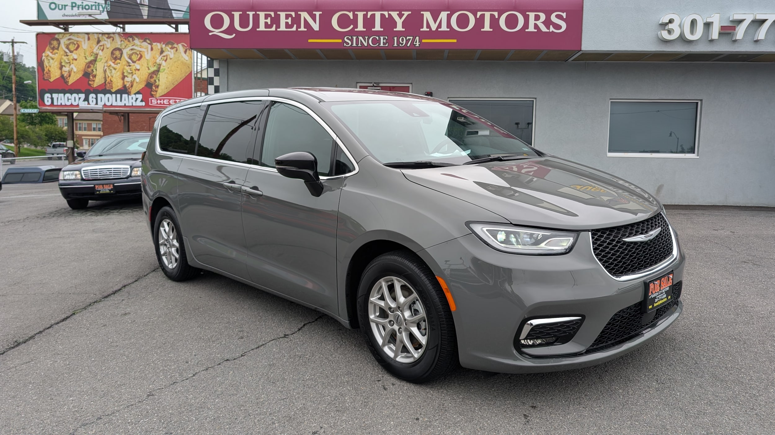 2025 Chrysler Pacifica Select's photo