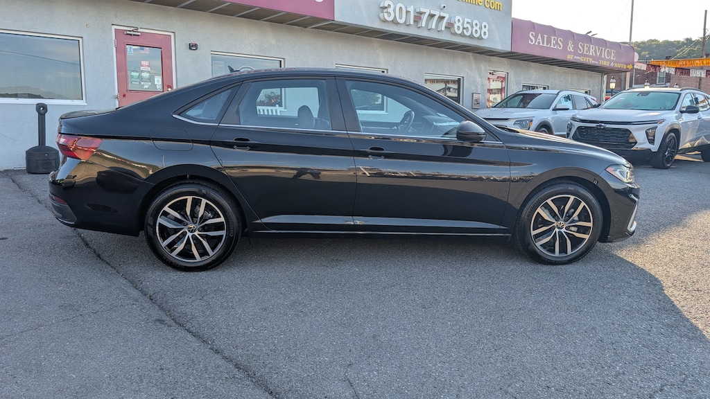 Used 2025 Volkswagen Jetta 1.5T SE Sedan