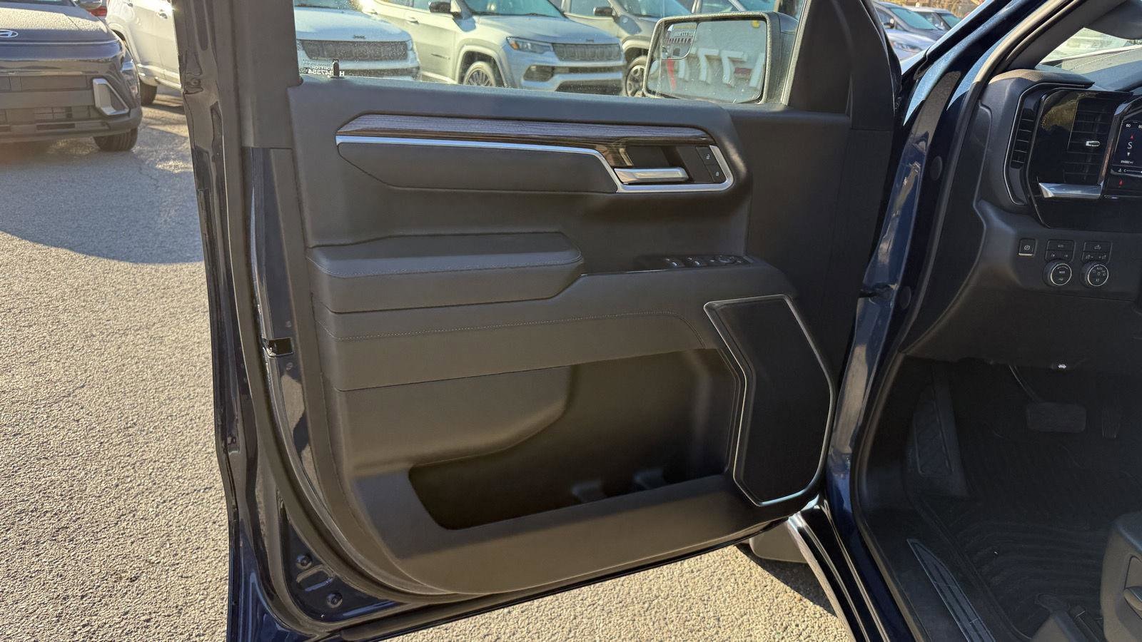2022 Chevrolet Silverado 1500 RST - Photo 17