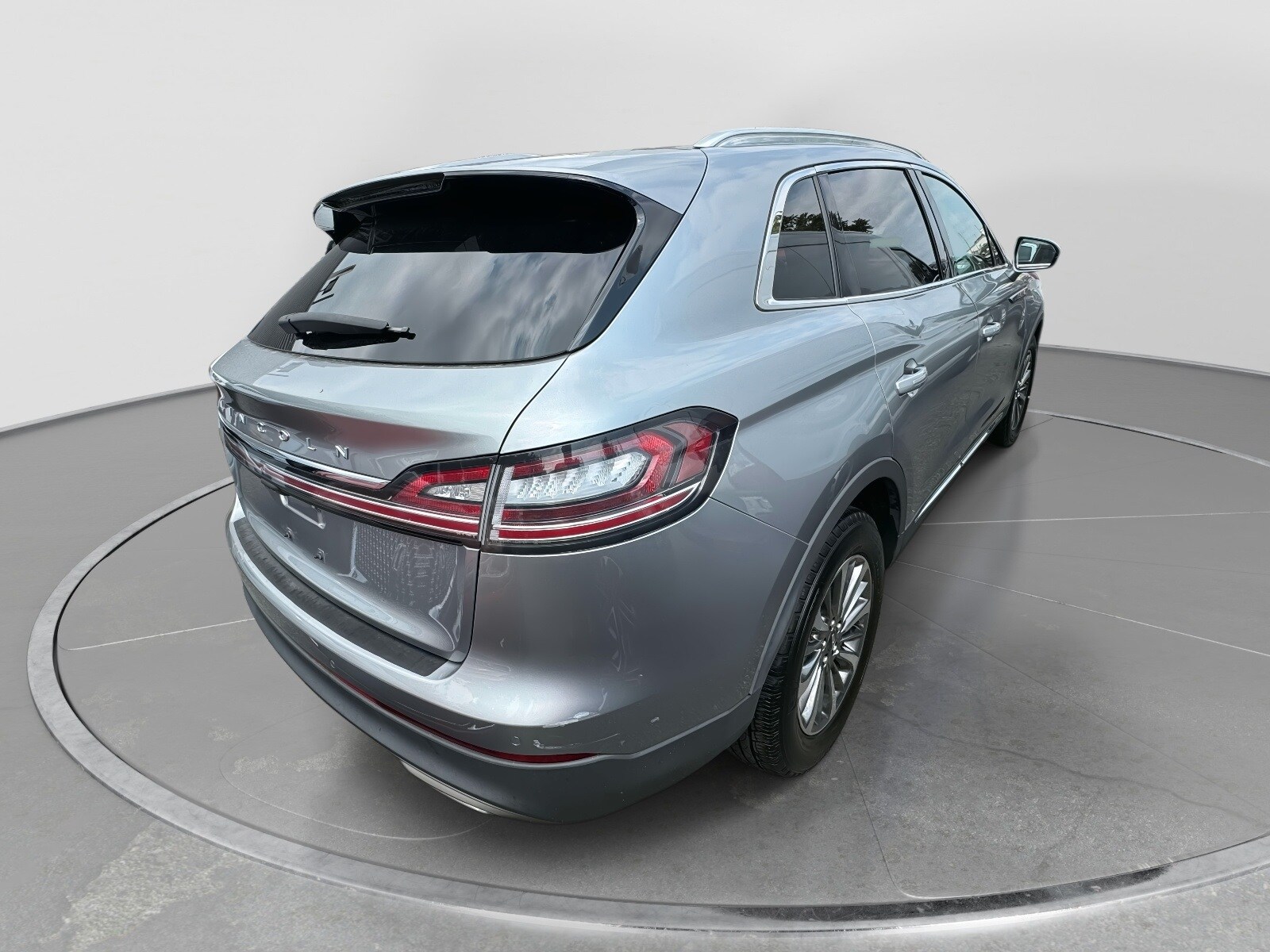 2021 Lincoln Nautilus Reserve photo 2