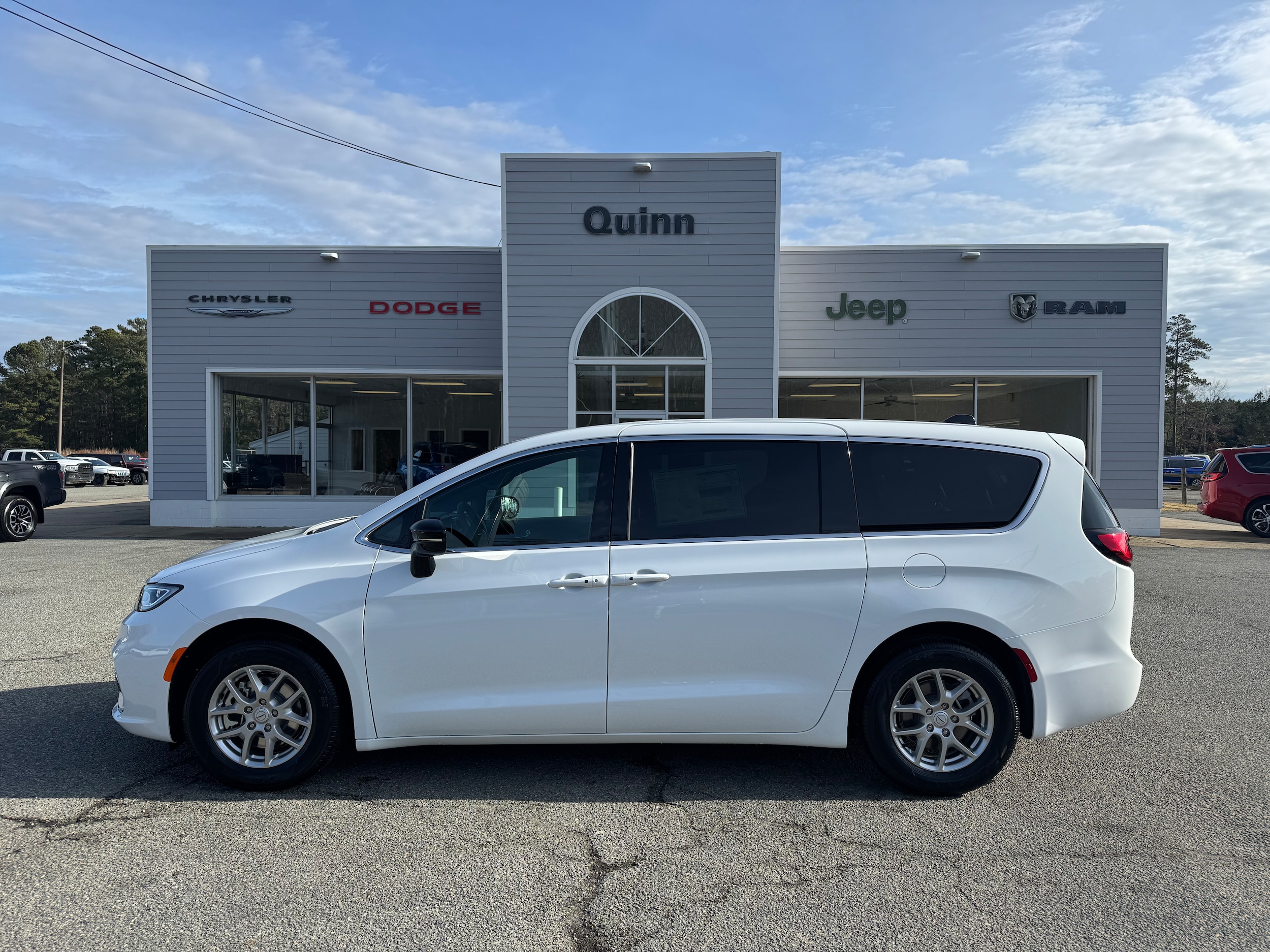 2026 Chrysler Pacifica Select's photo