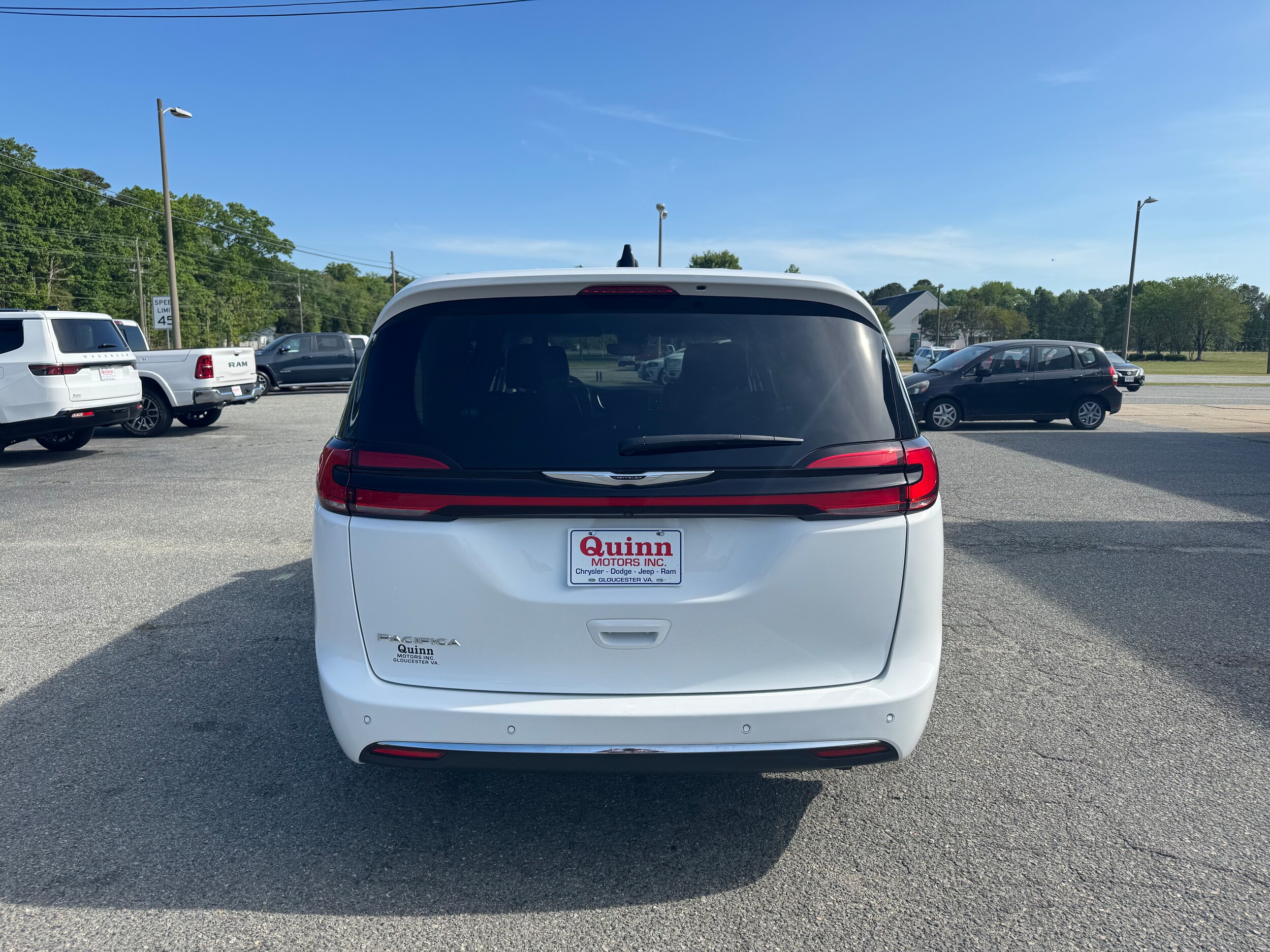2023 Chrysler Pacifica Touring L photo 4