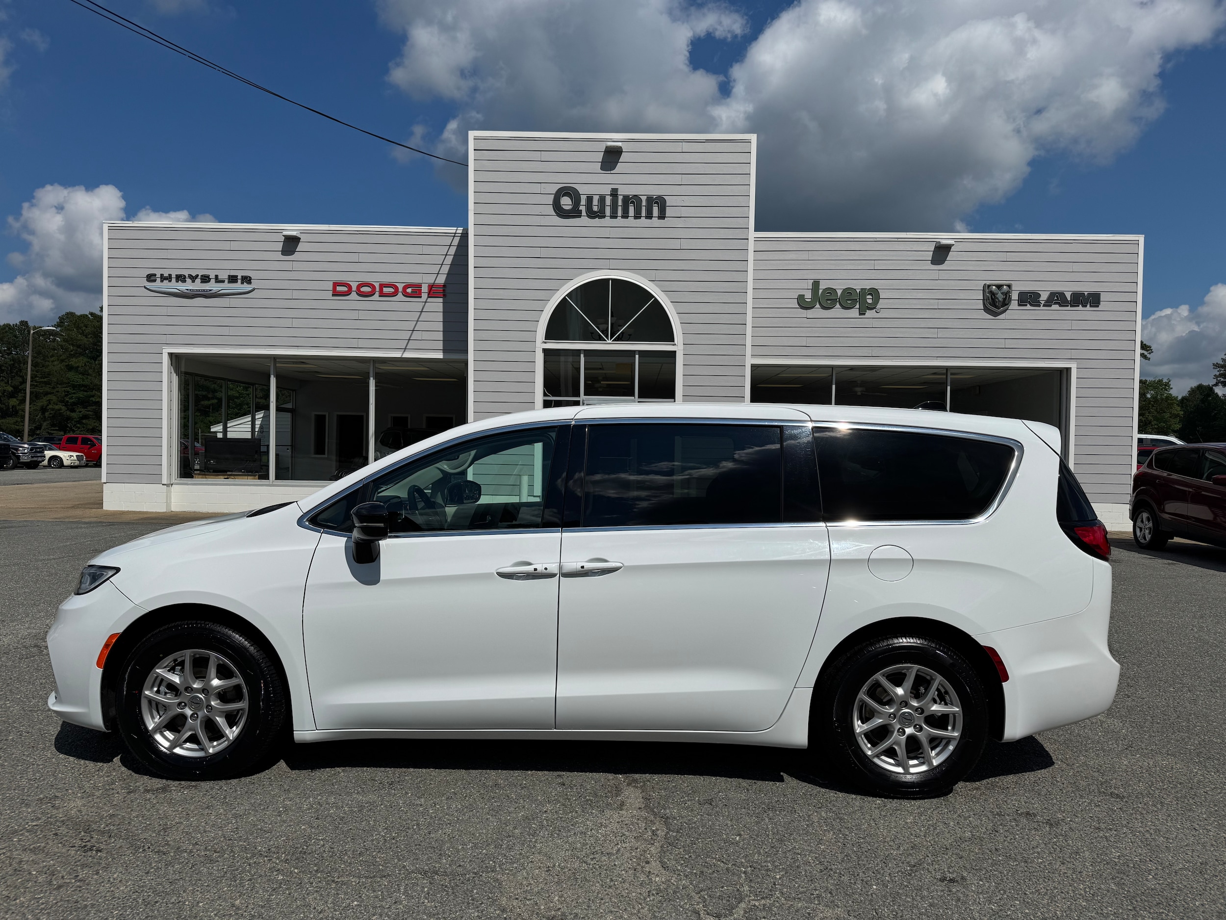 2024 Chrysler Pacifica Touring L's photo