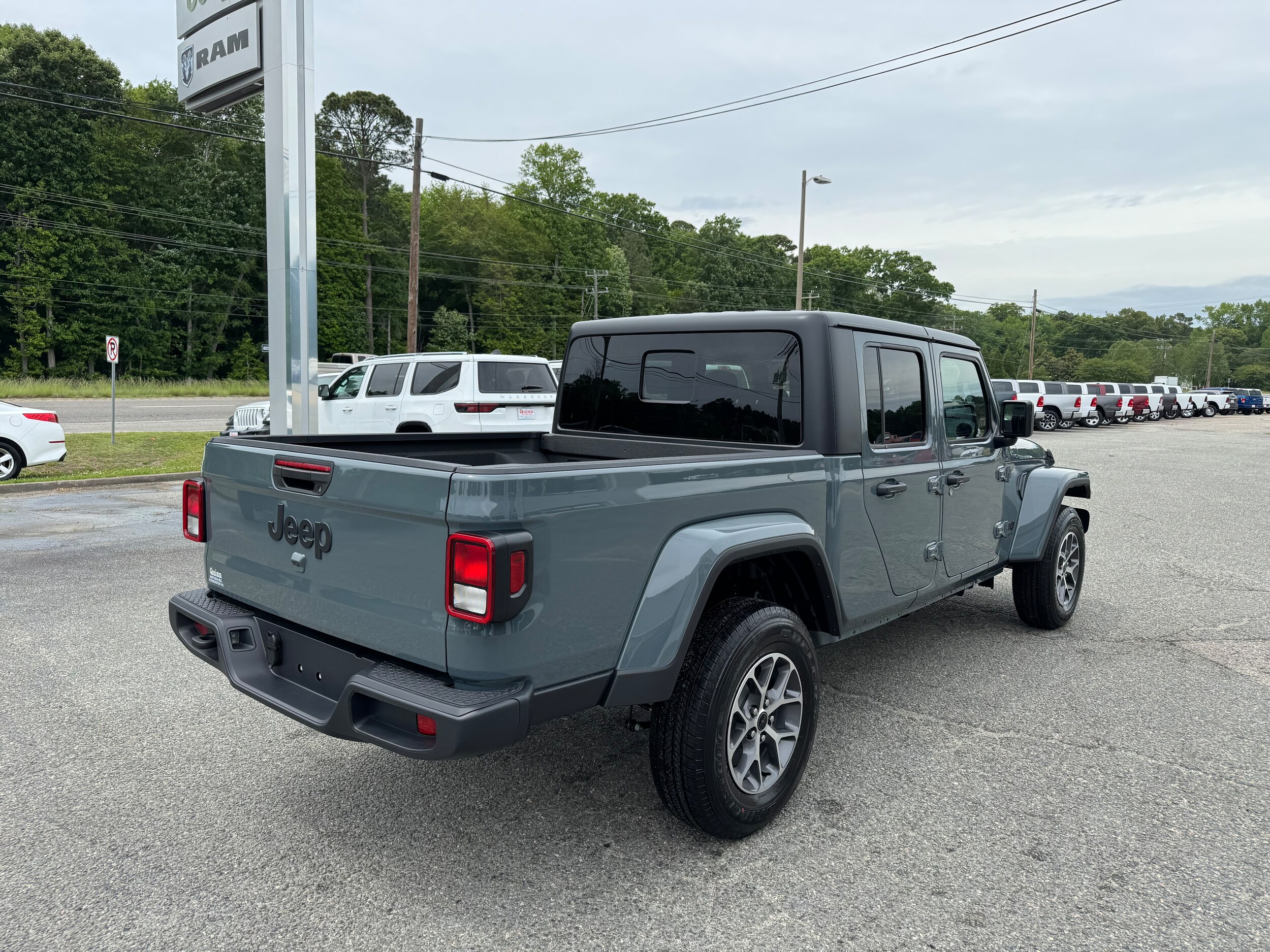 2025 Jeep Gladiator Sport S photo 4