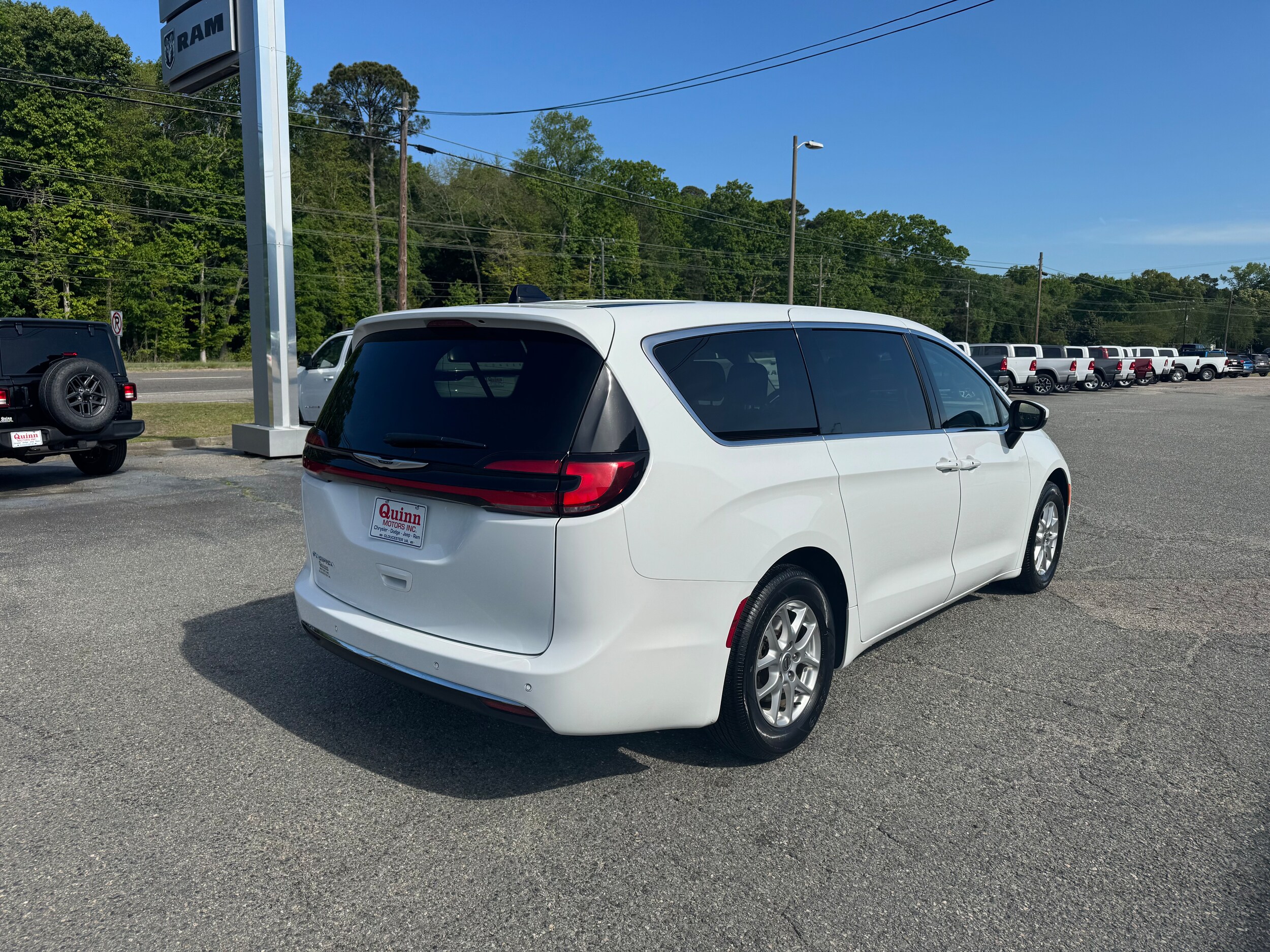 2023 Chrysler Pacifica Touring L photo 3