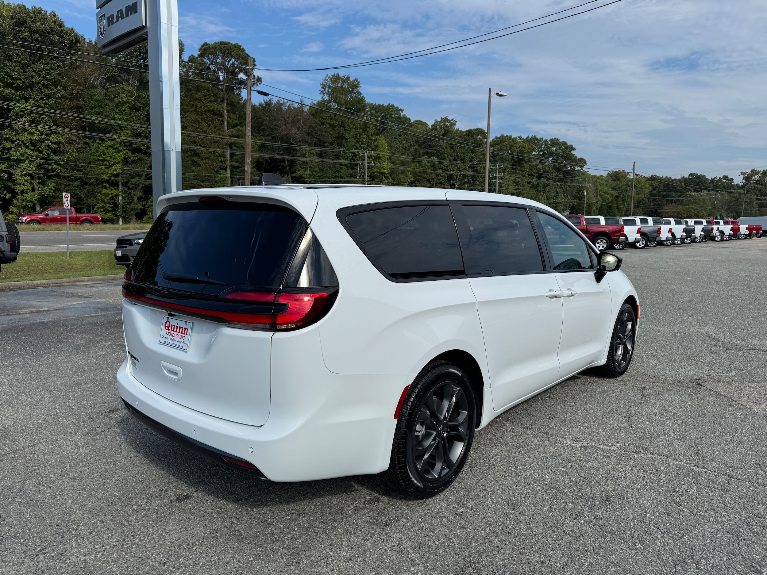 2026 Chrysler Pacifica photo 4