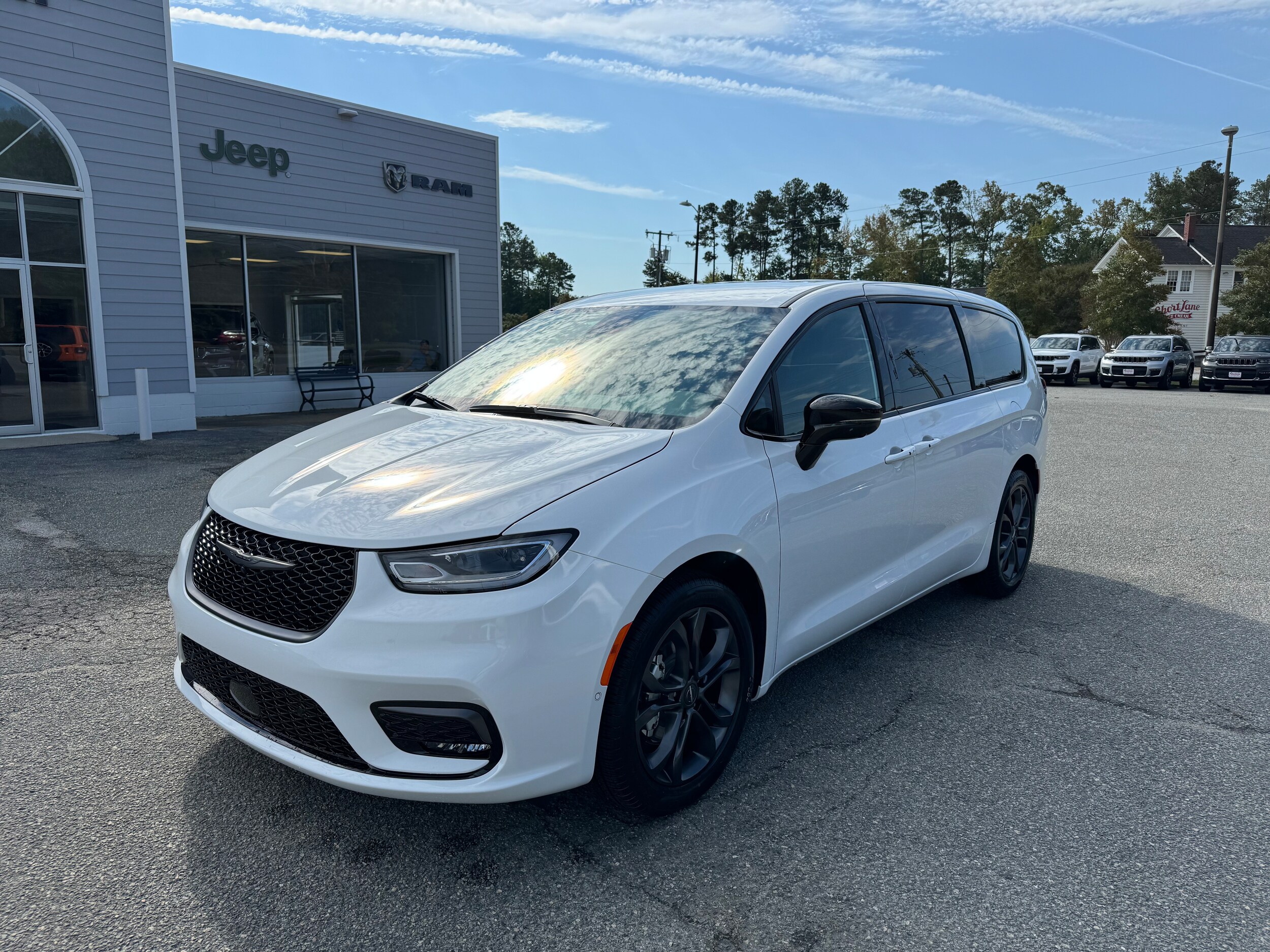 2026 Chrysler Pacifica photo 2