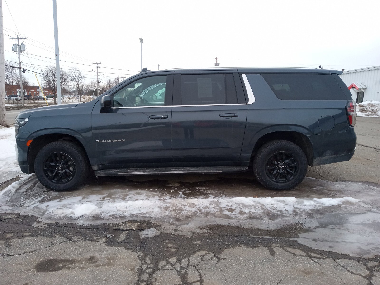 2021 Chevrolet Suburban LT photo 3