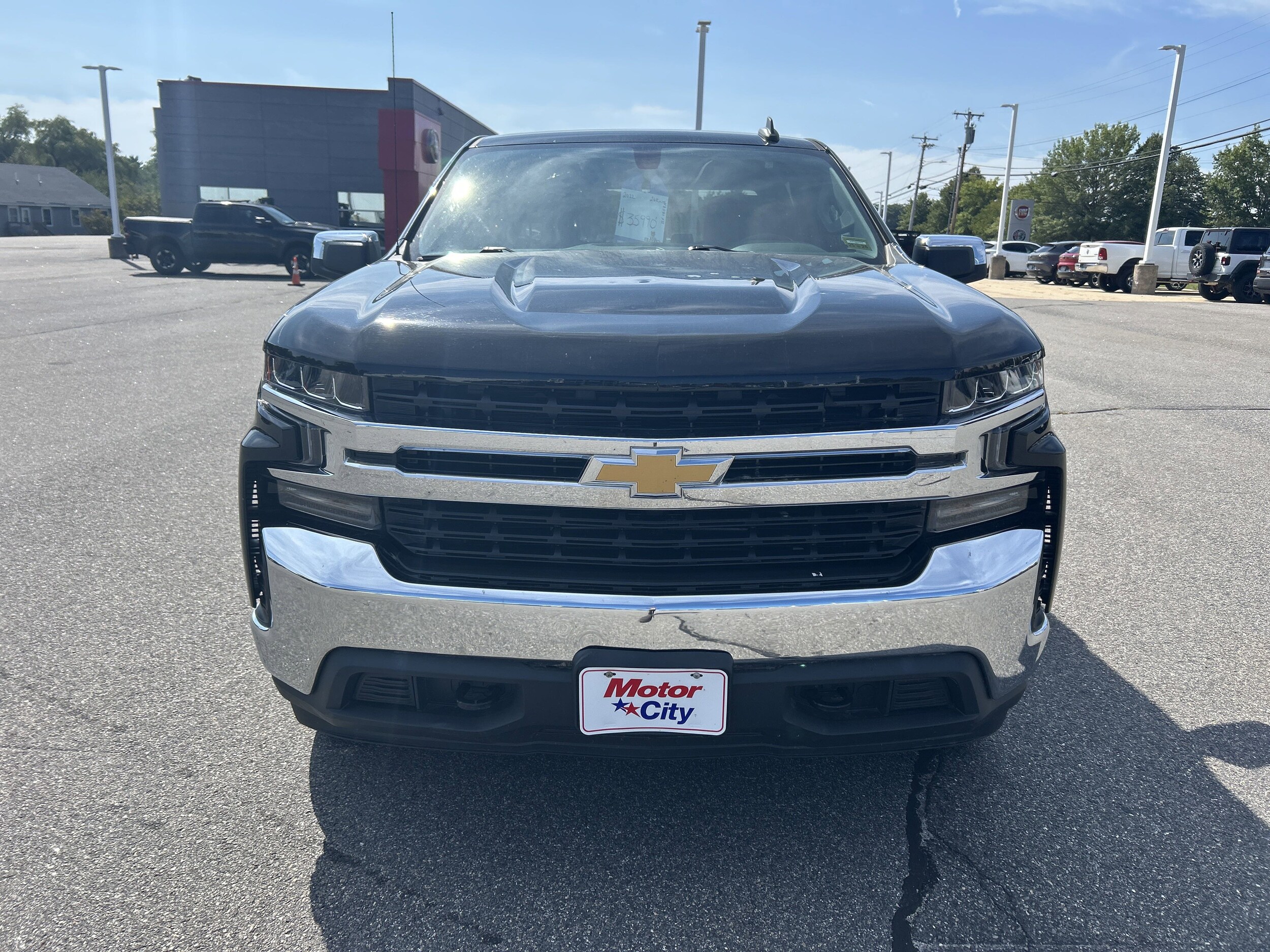 2022 Chevrolet Silverado 1500 LT photo 3