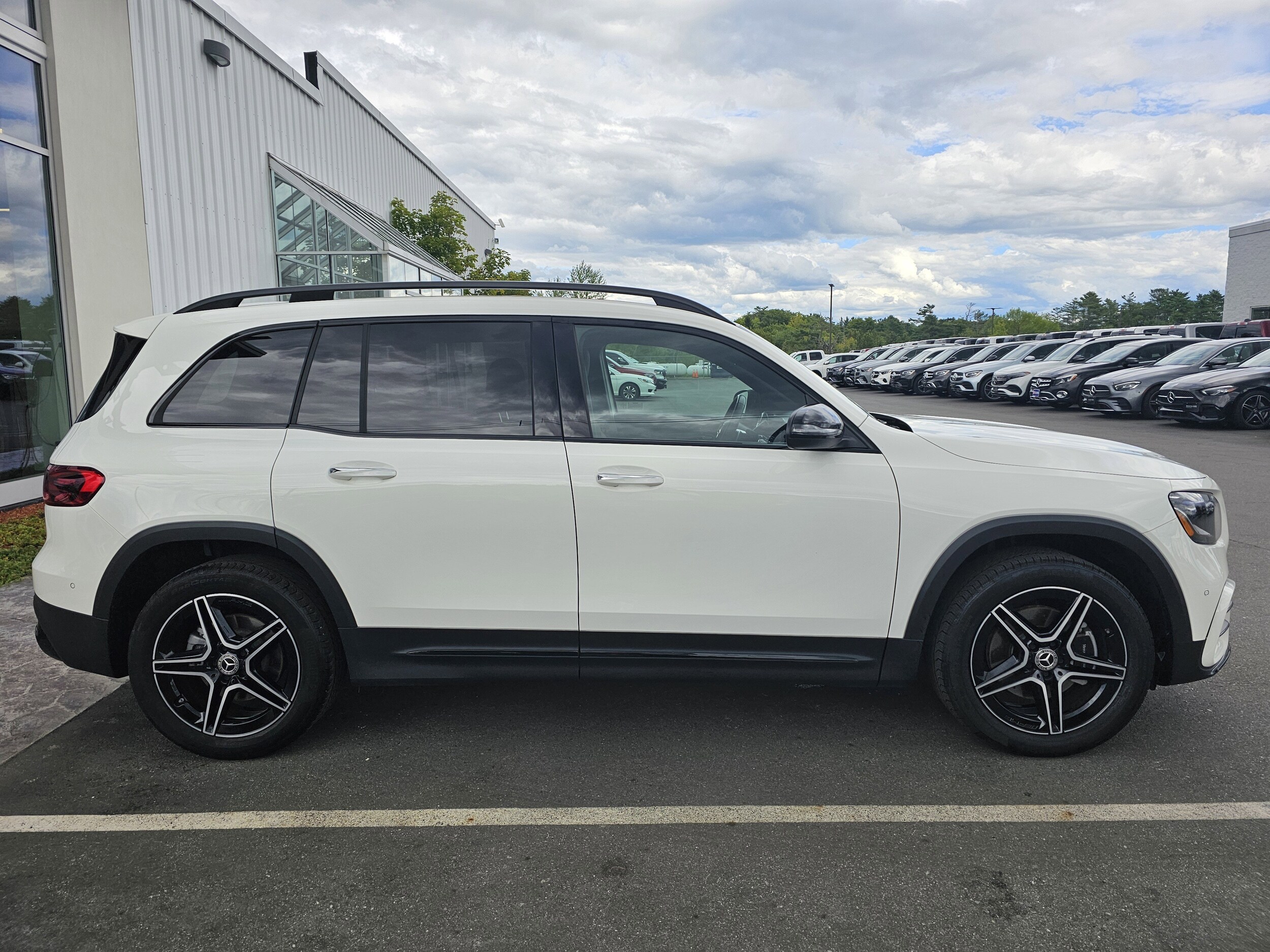 2024 Mercedes Benz GLB 250 4MATIC photo 4