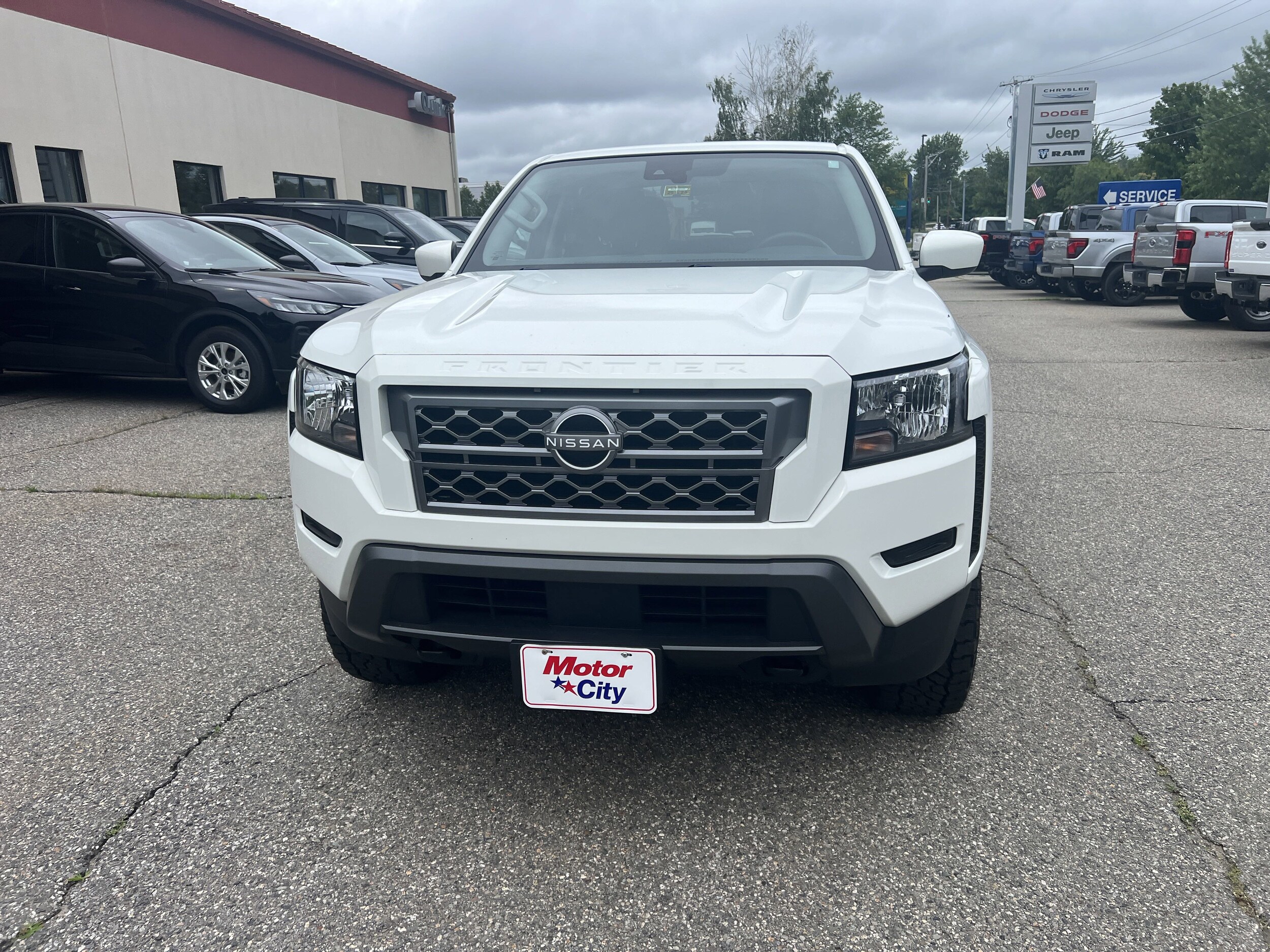 2024 Nissan Frontier Crew Cab SV photo 2