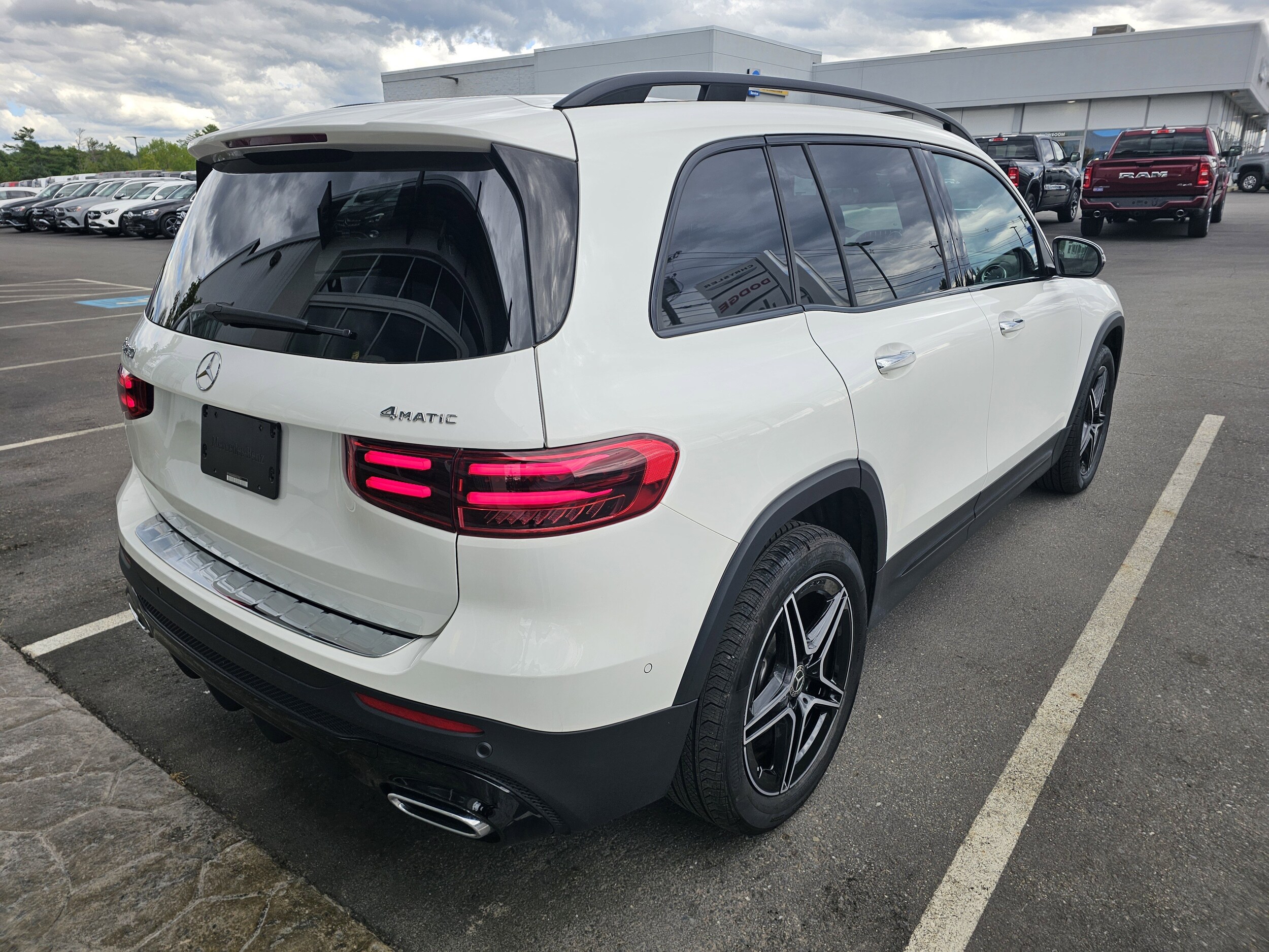 2024 Mercedes Benz GLB 250 4MATIC photo 3