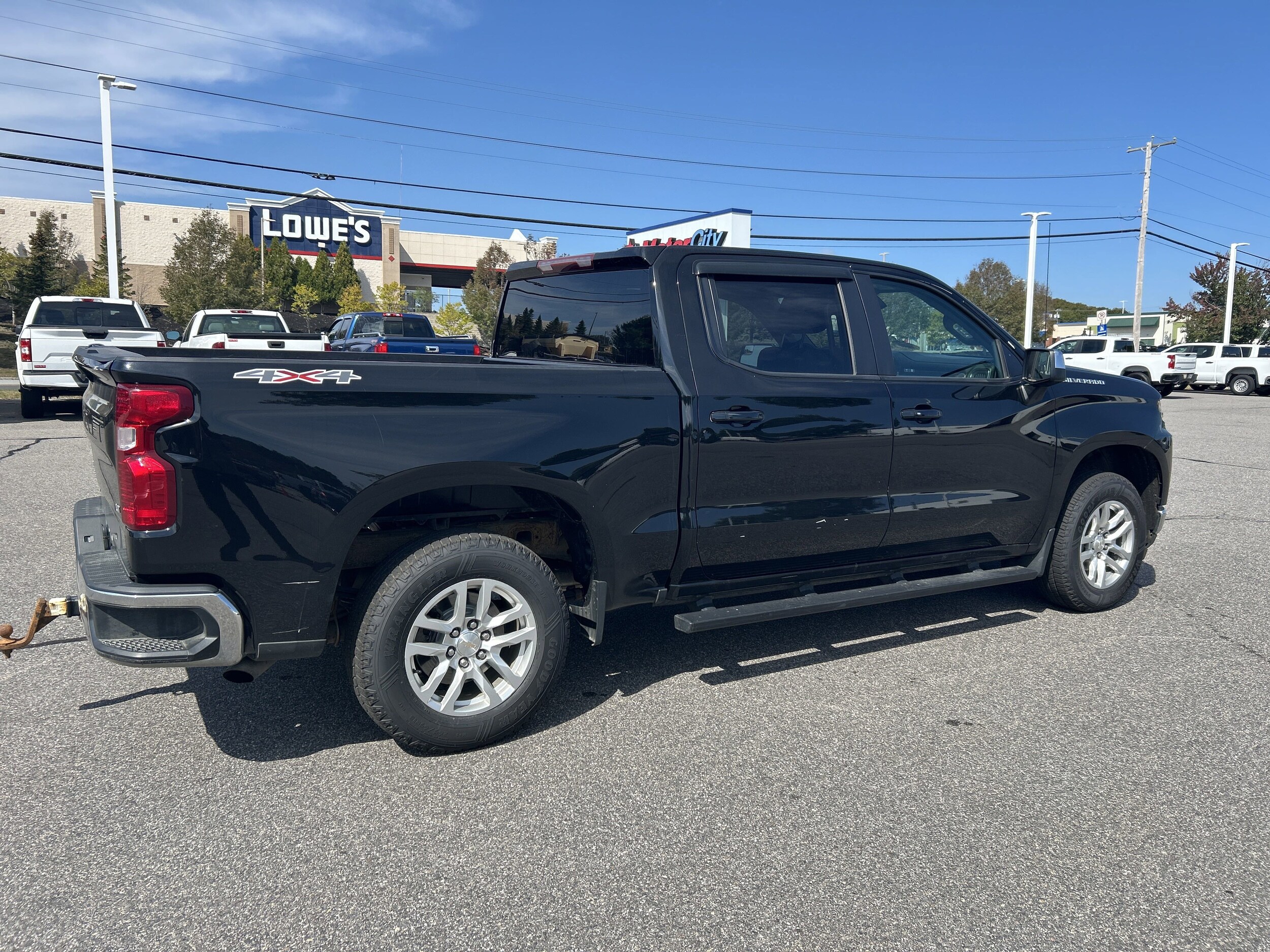 2022 Chevrolet Silverado 1500 LT photo 2