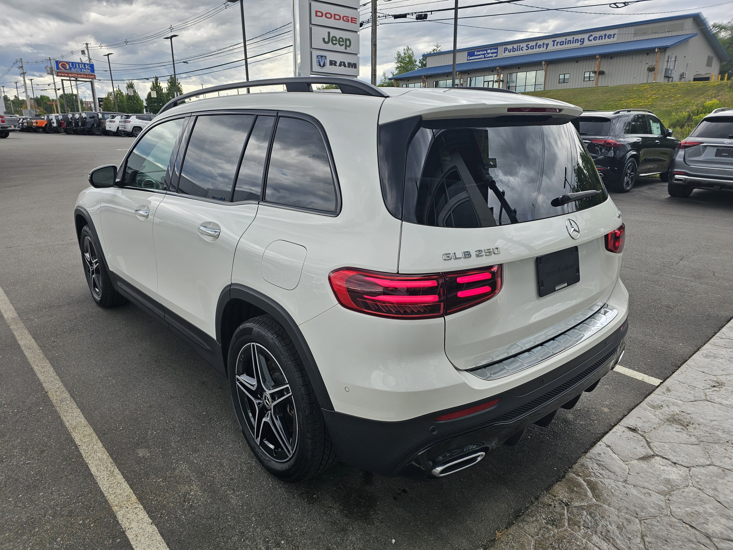 2024 Mercedes Benz GLB 250 4MATIC photo 2