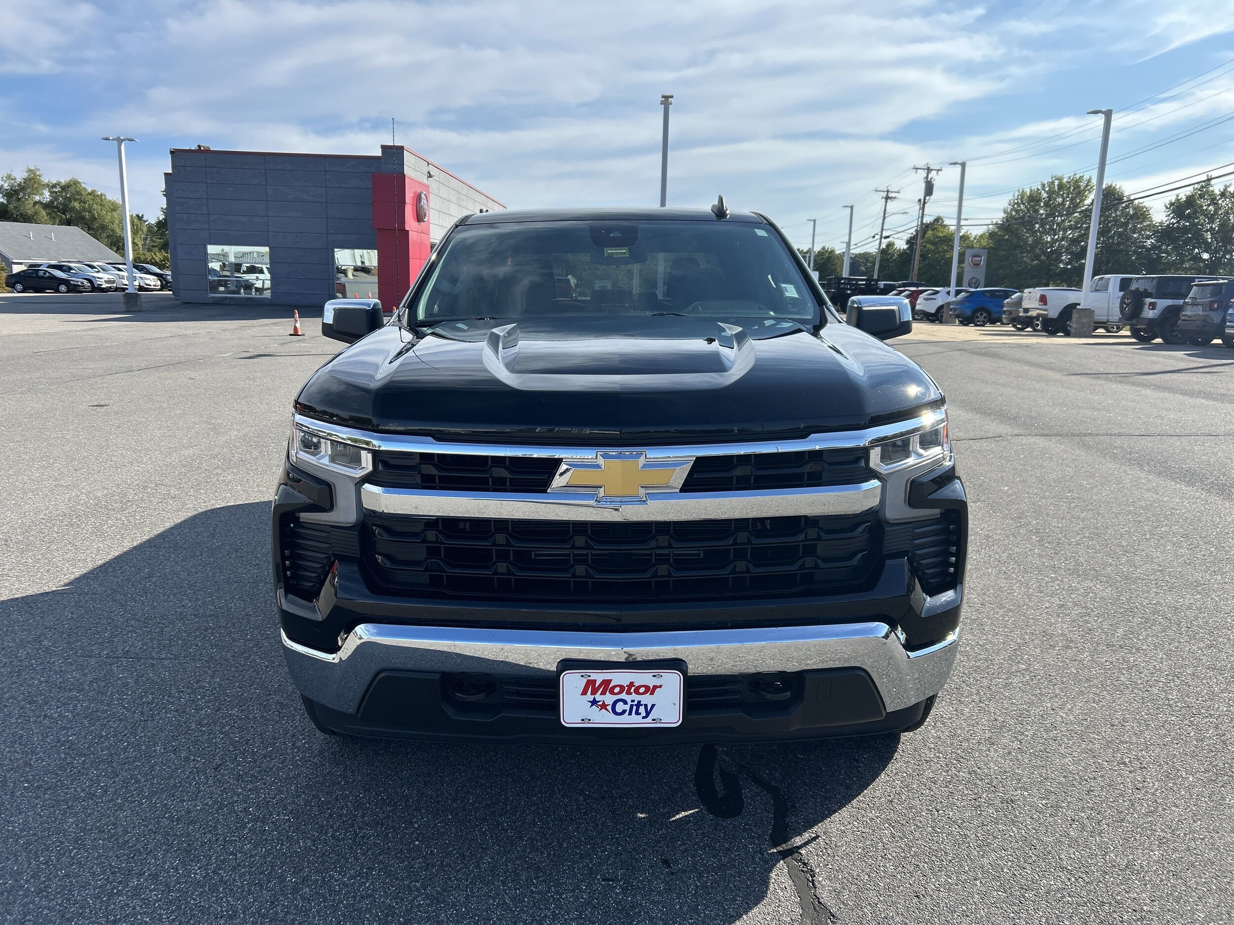 2023 Chevrolet Silverado 1500 LT photo 3