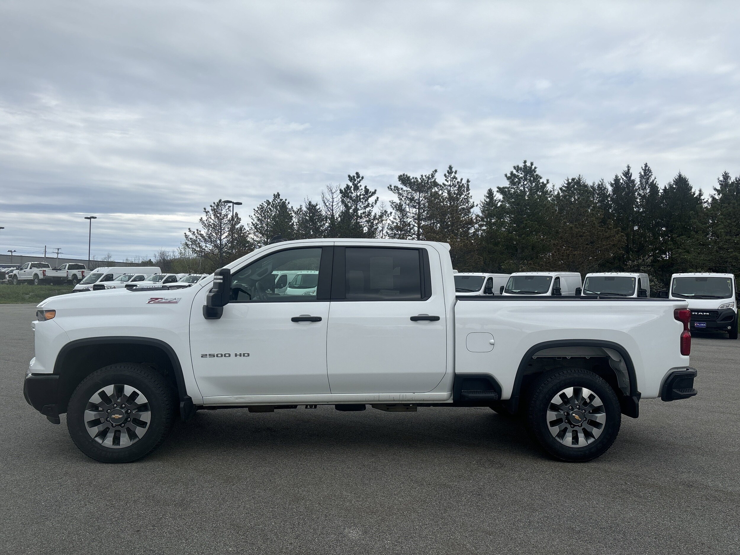 2024 Chevrolet Silverado 2500HD Custom photo 2