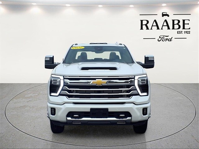 2024 Chevrolet Silverado 3500HD High Country photo 2