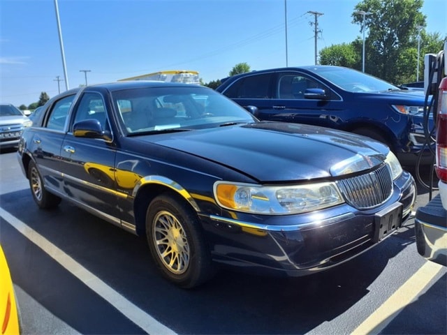 Used 2001 Lincoln Town Car Signature with VIN 1LNHM82W21Y700995 for sale in Delphos, OH