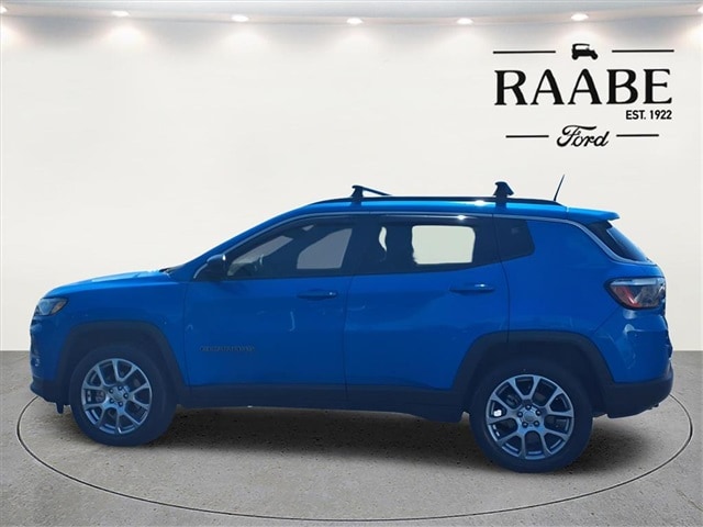 2022 Jeep Compass Latitude Lux photo 3