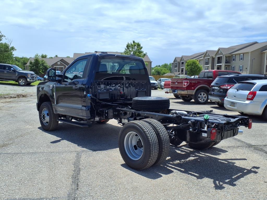 2025 Ford F-350 photo 3