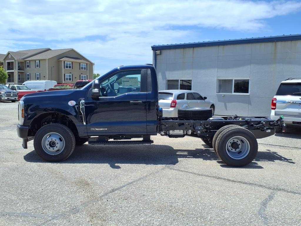 2025 Ford F-350 photo 2