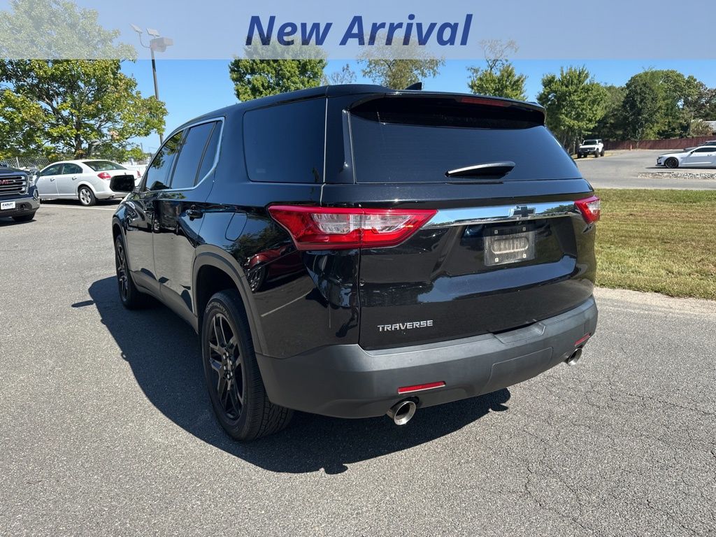 2021 Chevrolet Traverse LS photo 3