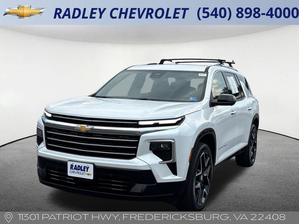 White (Iridescent Pearl Tricoat) 2025 Chevrolet Traverse SUV / Crossover Front-Wheel Drive Automatic