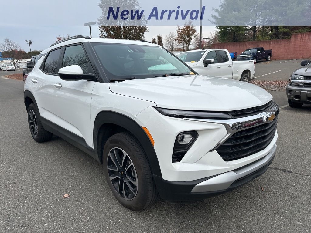 2025 Chevrolet Trailblazer LT photo 2