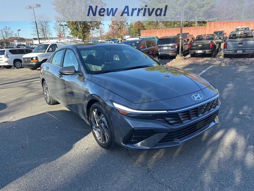Used 2025 Hyundai Elantra SEL Convenience Sedan