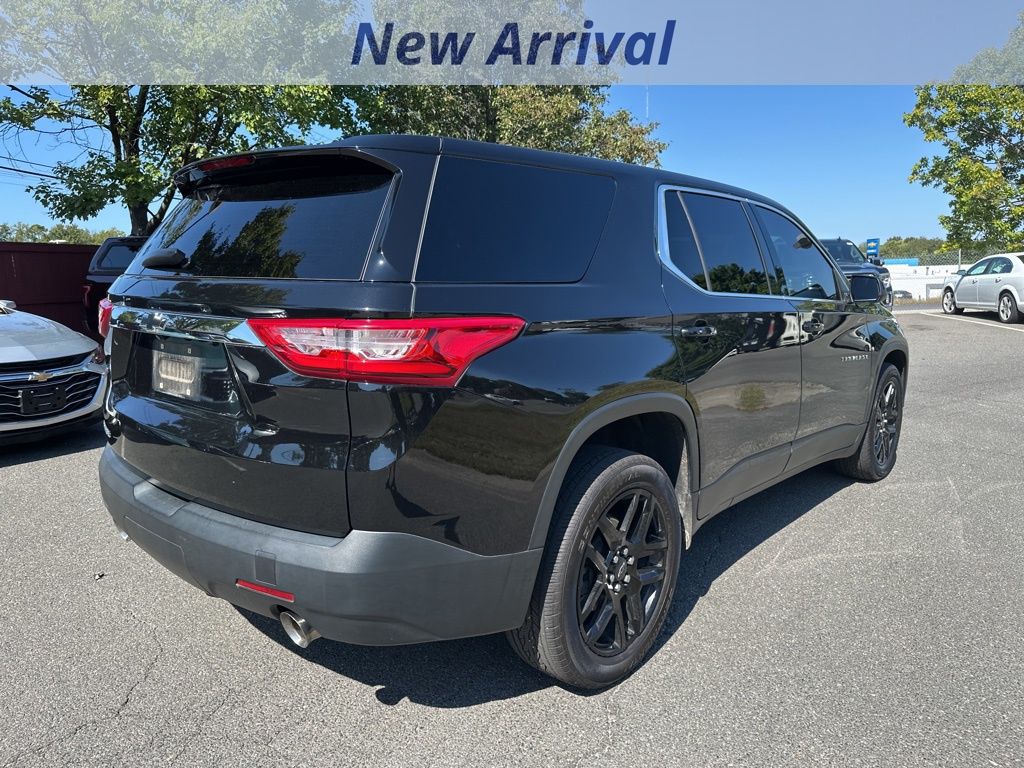 2021 Chevrolet Traverse LS photo 2