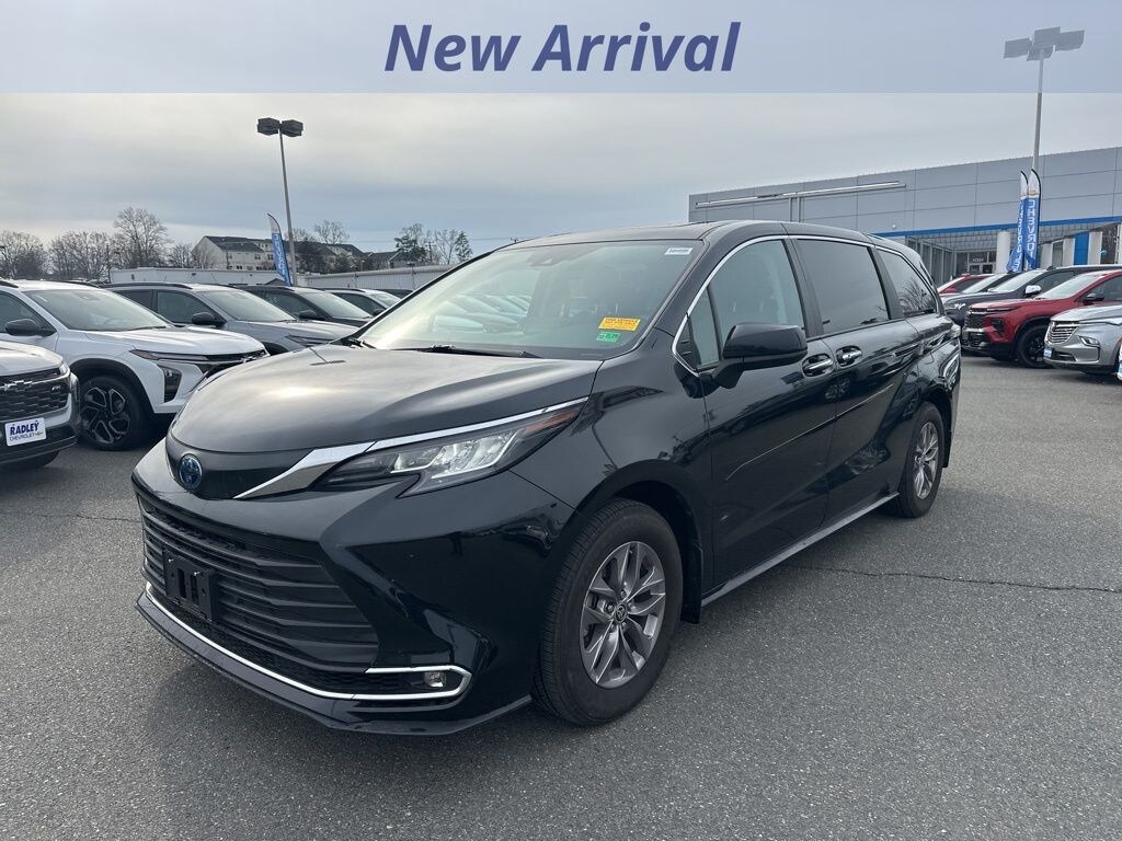 Used 2023 Toyota Sienna XLE Minivan/Van