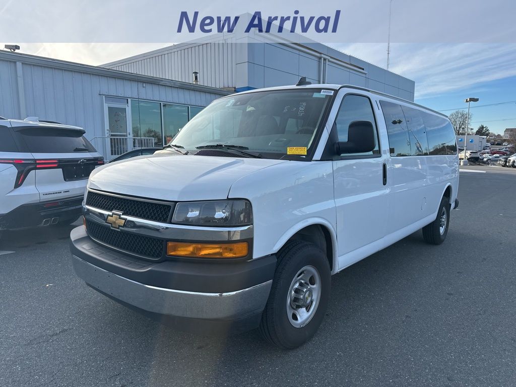2024 Chevrolet Express Passenger LT's photo