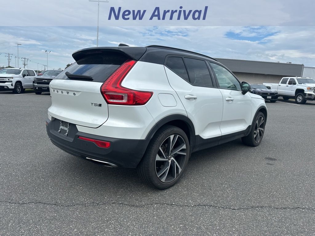 2020 Volvo XC40 R-Design photo 3