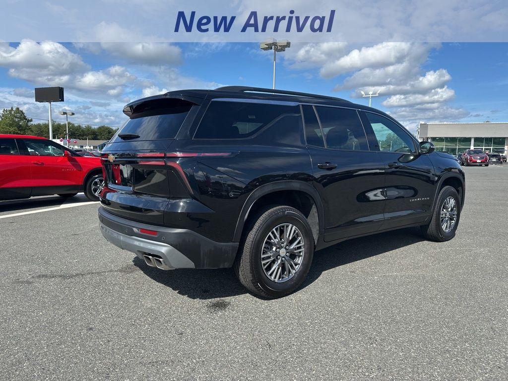 2025 Chevrolet Traverse photo 2